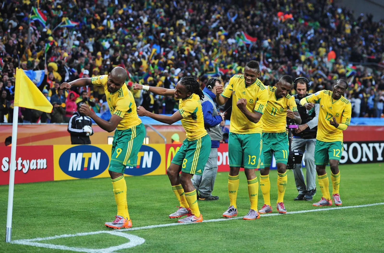 L'image peut contenir Katlego Mphela Siphiwe Tshabalala Kagisho Dikgacoi Teko Modise Jonathan Cyprien et Bill Kenney