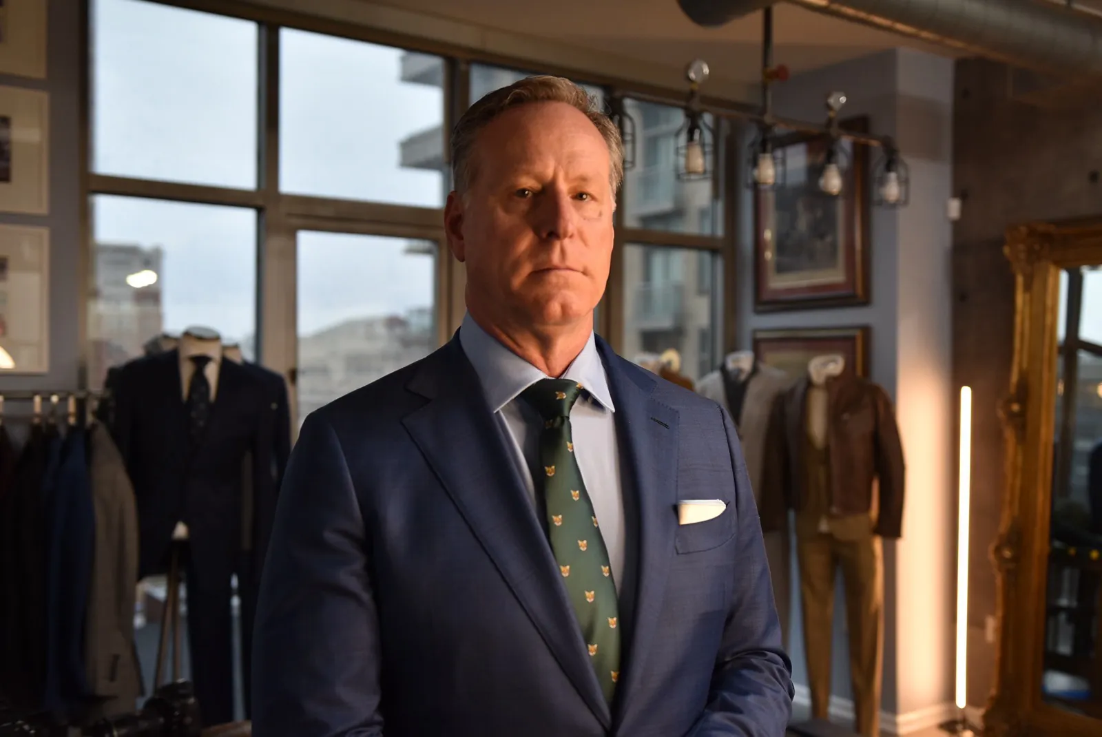 Outils de gougeage dans le col, poignards dans le revers : la mode de la Silicon Valley est devenue militaire. L'image peut contenir des accessoires Vêtements de cérémonie Cravate Vêtements Manteau Veste Blazer Costume Cravate Personne adulte et visage