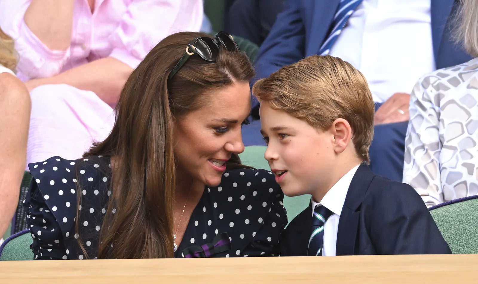 Kate Middleton franchit une étape maternelle : Prince George est presque son égal en taille L'image peut contenir Prince George de Cambridge Visage Tête Personne Photographie Portrait Accessoires Tenue de soirée et cravate