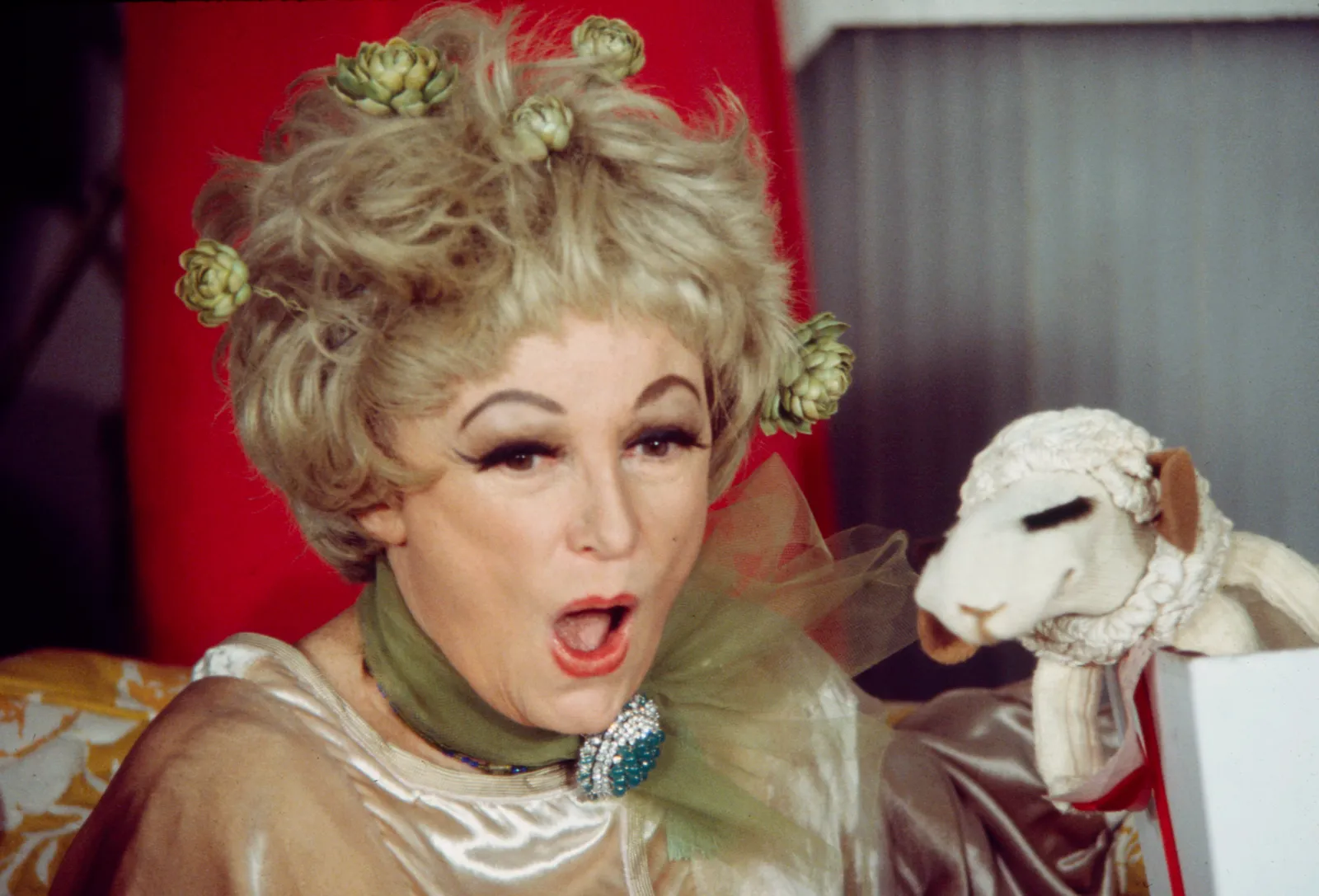 Comment la comédie a façonné l’histoire américaine, sans blague L'image peut contenir Phyllis Diller Visage Tête Personne Photographie Portrait Adulte Mariage Cheveux blonds et cosmétiques