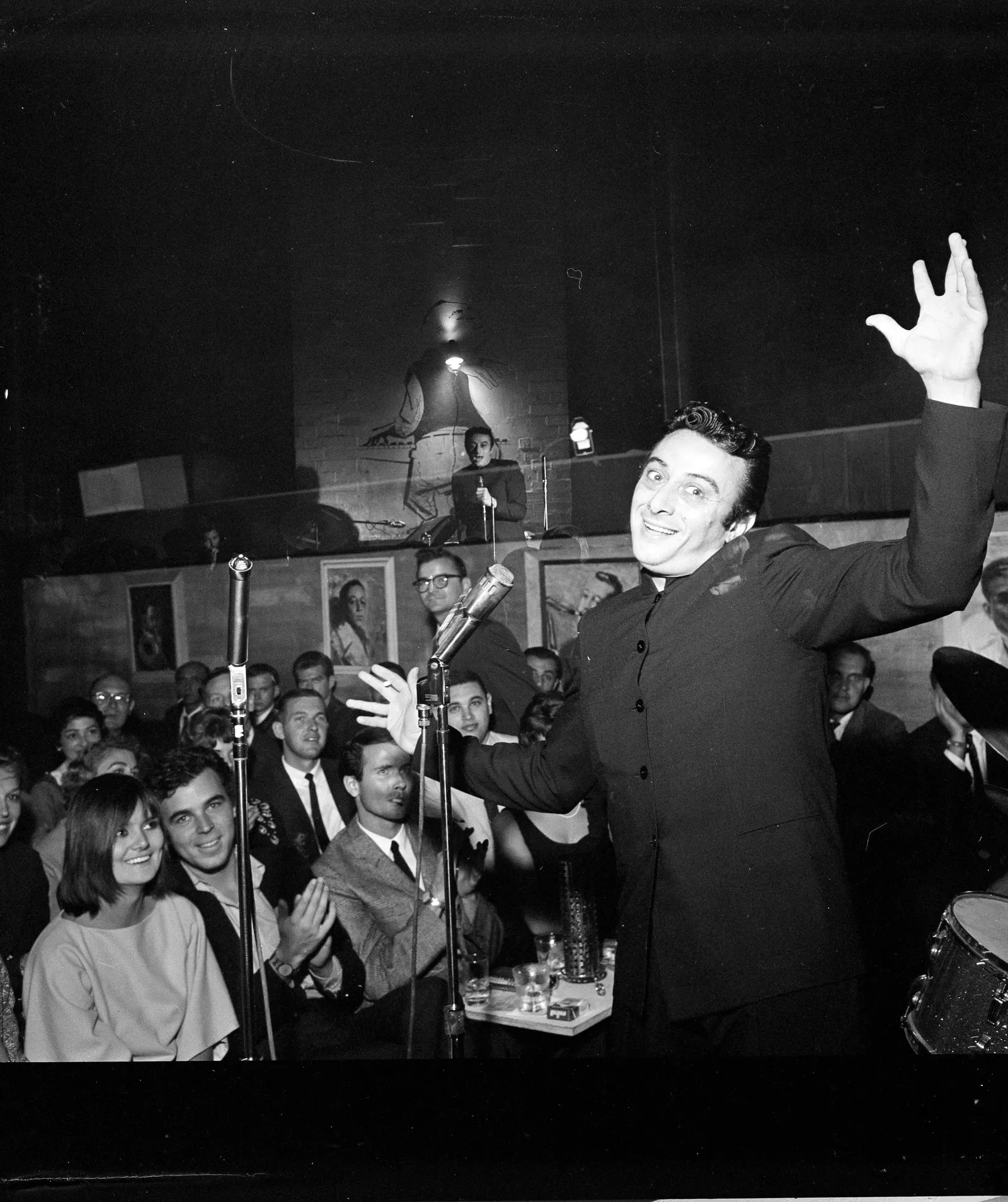 Comment la comédie a façonné l’histoire américaine, sans blague L'image peut contenir Lenny Bruce Dominique Blanchar Marcel Achard Lenny Bruce Appareil électrique Microphone et Urban