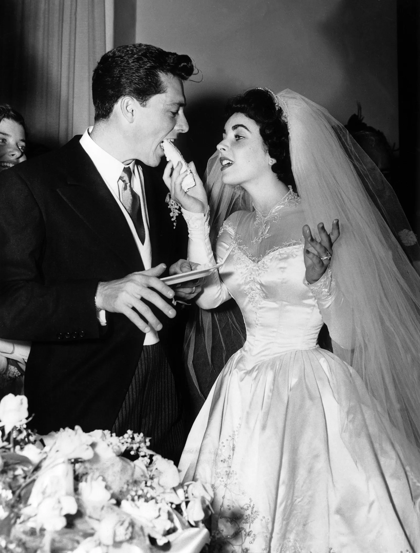 L'image peut contenir Tim Holt Elizabeth Taylor Vêtements Robe Tenue de soirée Costume Mode Robe de mariage et robe de mariée