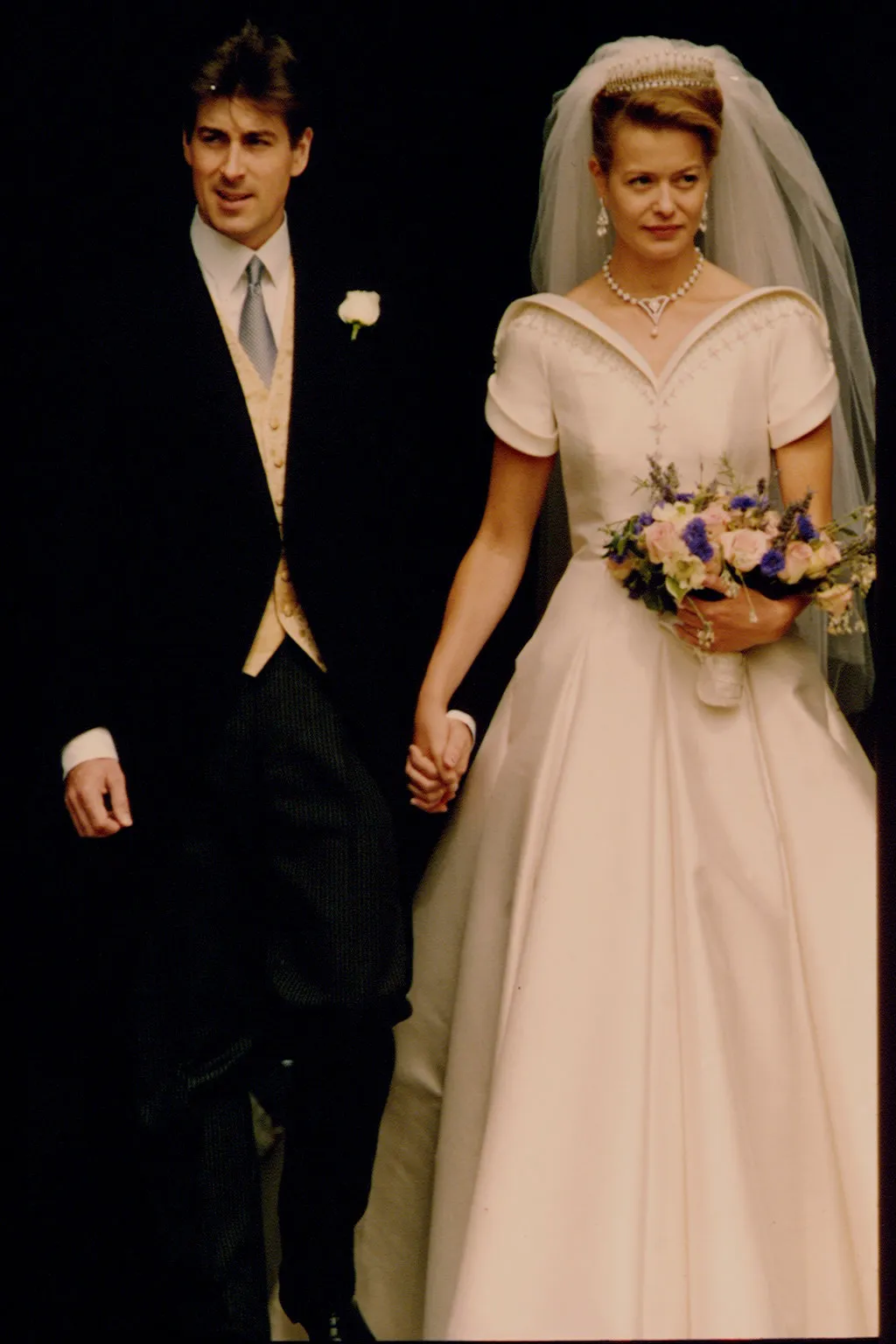 L'image peut contenir Lady Helen Taylor Vêtements Robe Vêtements de cérémonie Robe de mode Mariage Robe de mariée Costume et personne