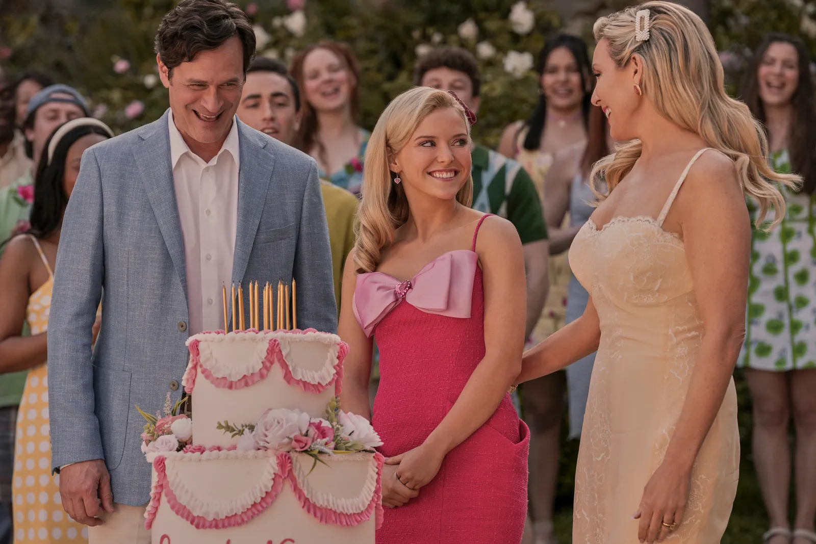 Reese Witherspoon a conservé ses costumes originaux légalement blonds. Aucun n'est arrivé dans la série Prequel, Elle : voici pourquoi L'image contient peut-être Tom Everett Scott Personnes Personne Adulte Fun et fête