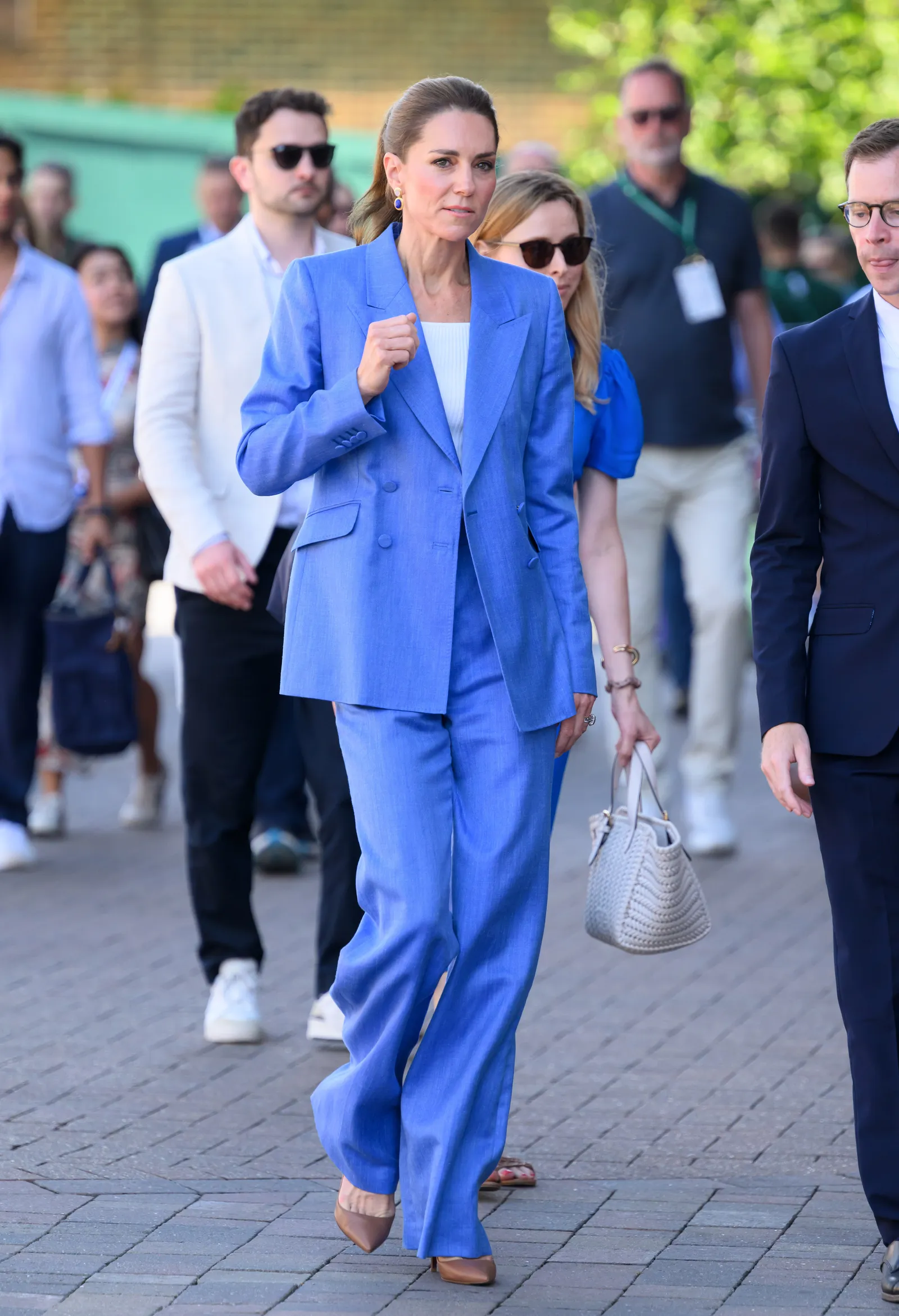 L'image peut contenir des vêtements Stanton Moore, une tenue de soirée, un costume, une personne, des accessoires pour adultes, un sac à main, un manteau et des lunettes.