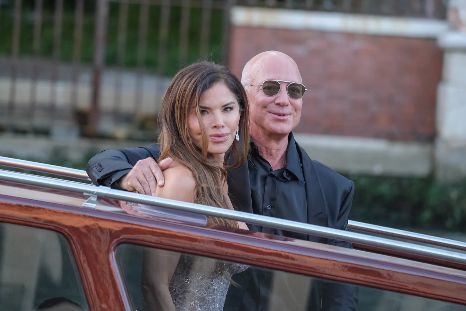 L'image peut contenir Jeff Bezos Laura Snchez Visage Tête Personne Photographie Portrait Adulte Mariage et Photobombing
