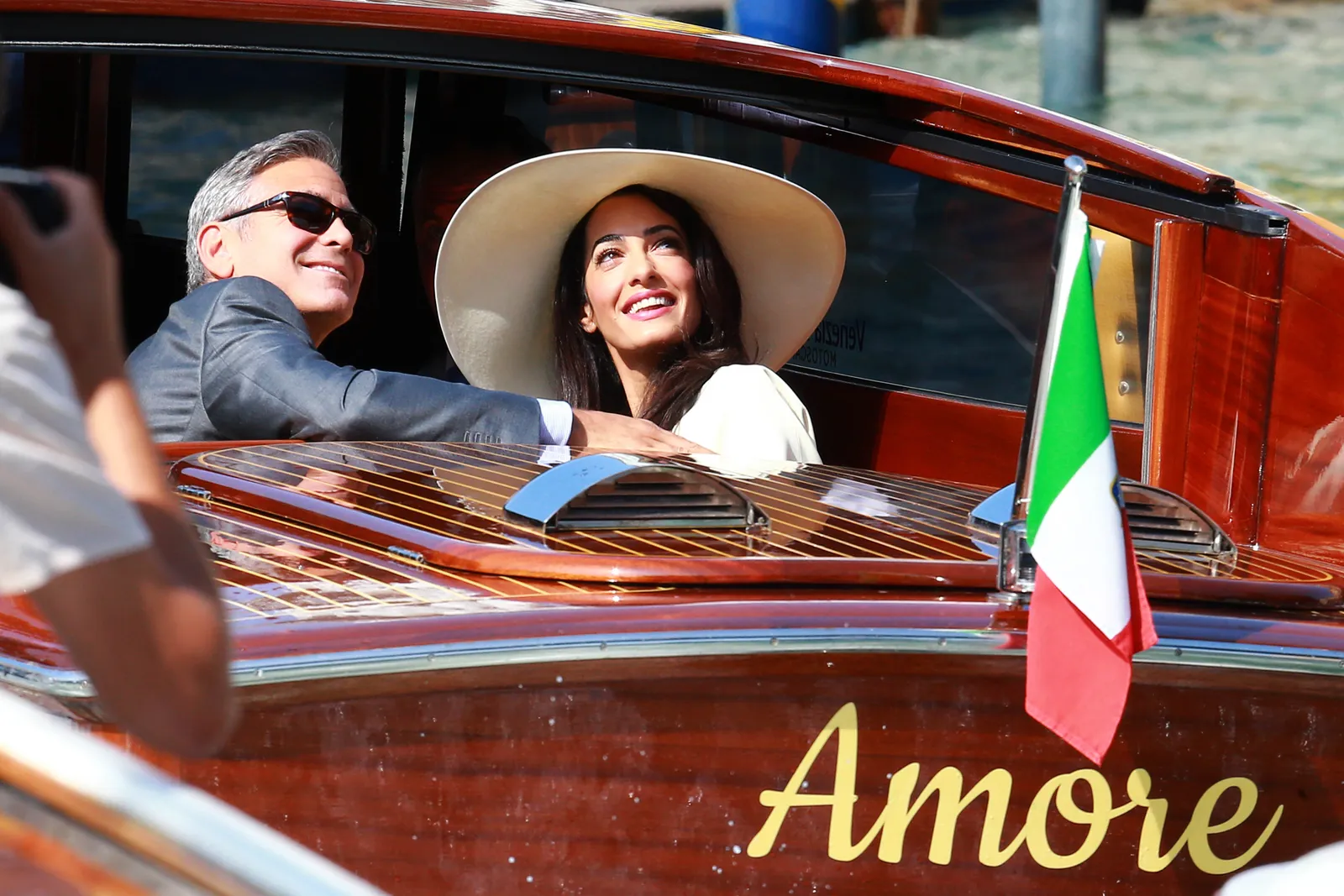 L'image peut contenir Amal Clooney Vêtements Chapeau Visage Tête Personne Photographie Portrait Adulte Accessoires et lunettes