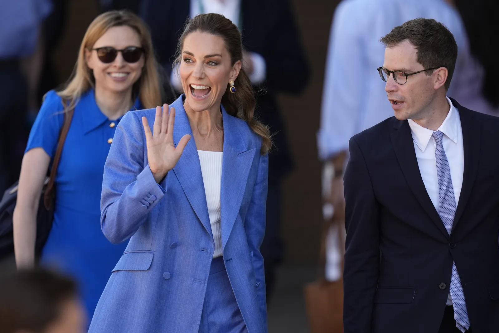 Pippa Middleton porte une réforme pour son retour à Wimbledon avec sa maman Carole Middleton L'image peut contenir la tête d'une personne, un visage, des vêtements heureux, un manteau, une tenue de soirée, des accessoires de costume, des lunettes, un sourire et un adulte.