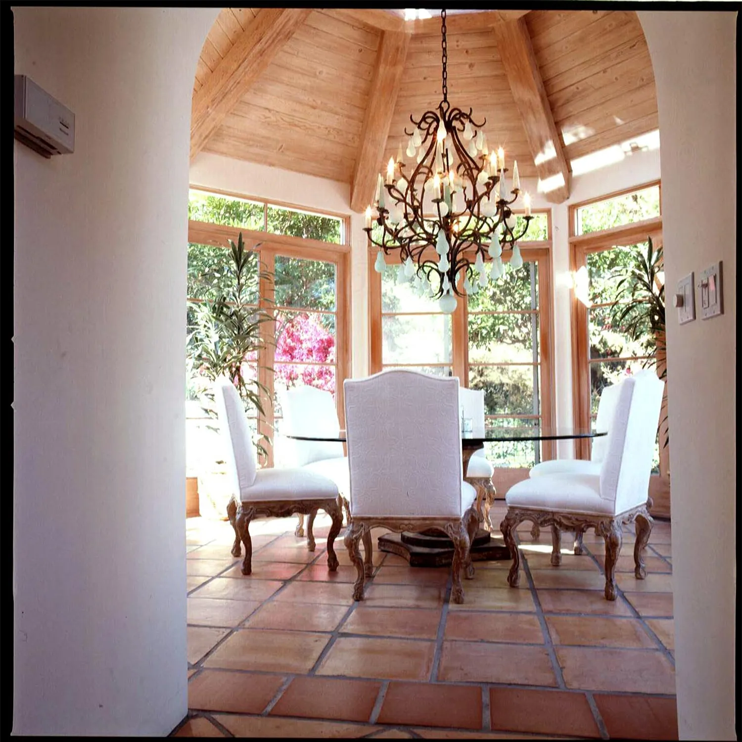 L'image peut contenir un lustre sur pied, une lampe, une architecture, un bâtiment, une salle à manger, une table à manger, des meubles, à l'intérieur et dans la pièce.