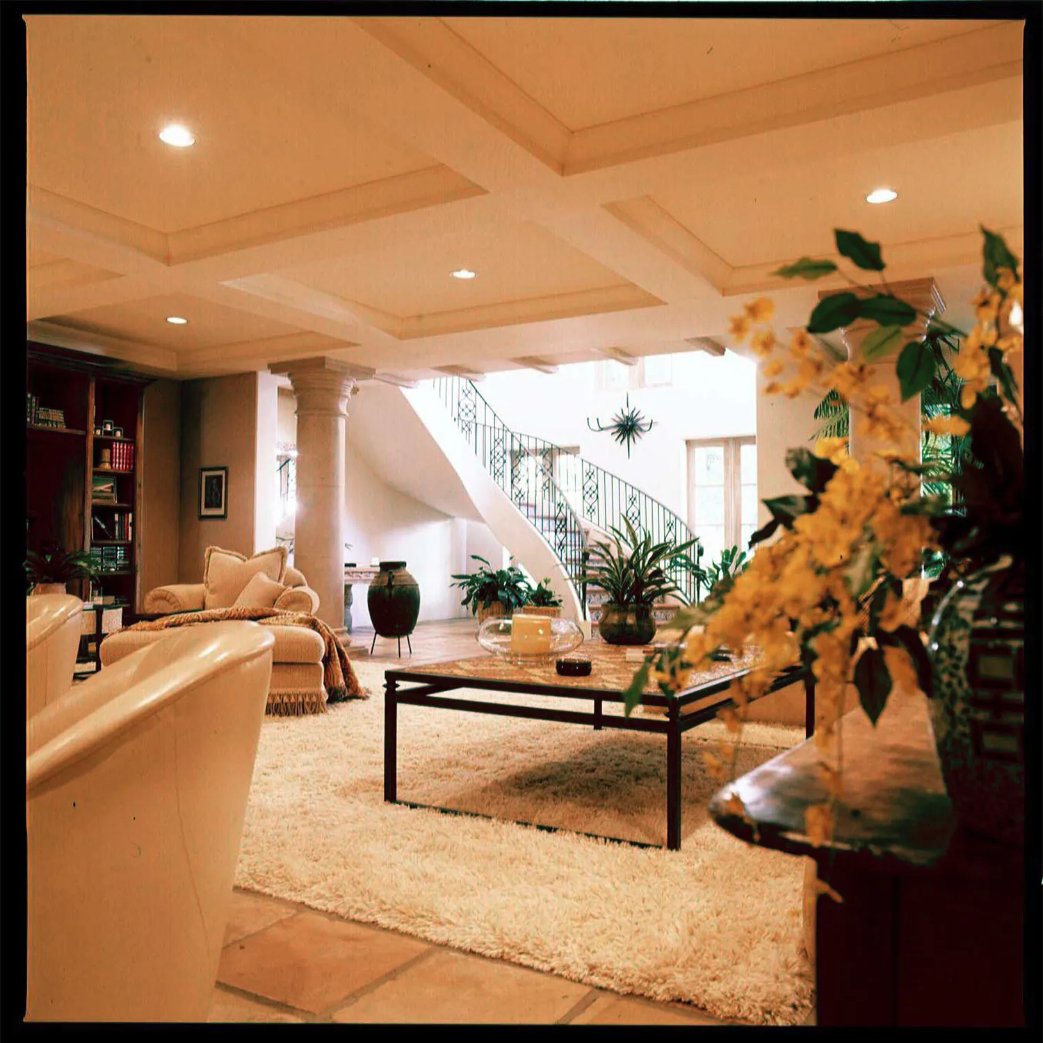 L'image peut contenir une décoration d'intérieur, une architecture, un mobilier de construction, un intérieur, un salon, une table et un design d'intérieur.