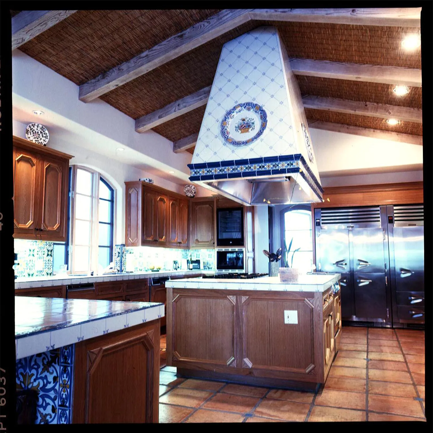 L'image peut contenir : Intérieur Cuisine Design d'intérieur Îlot de cuisine et bois