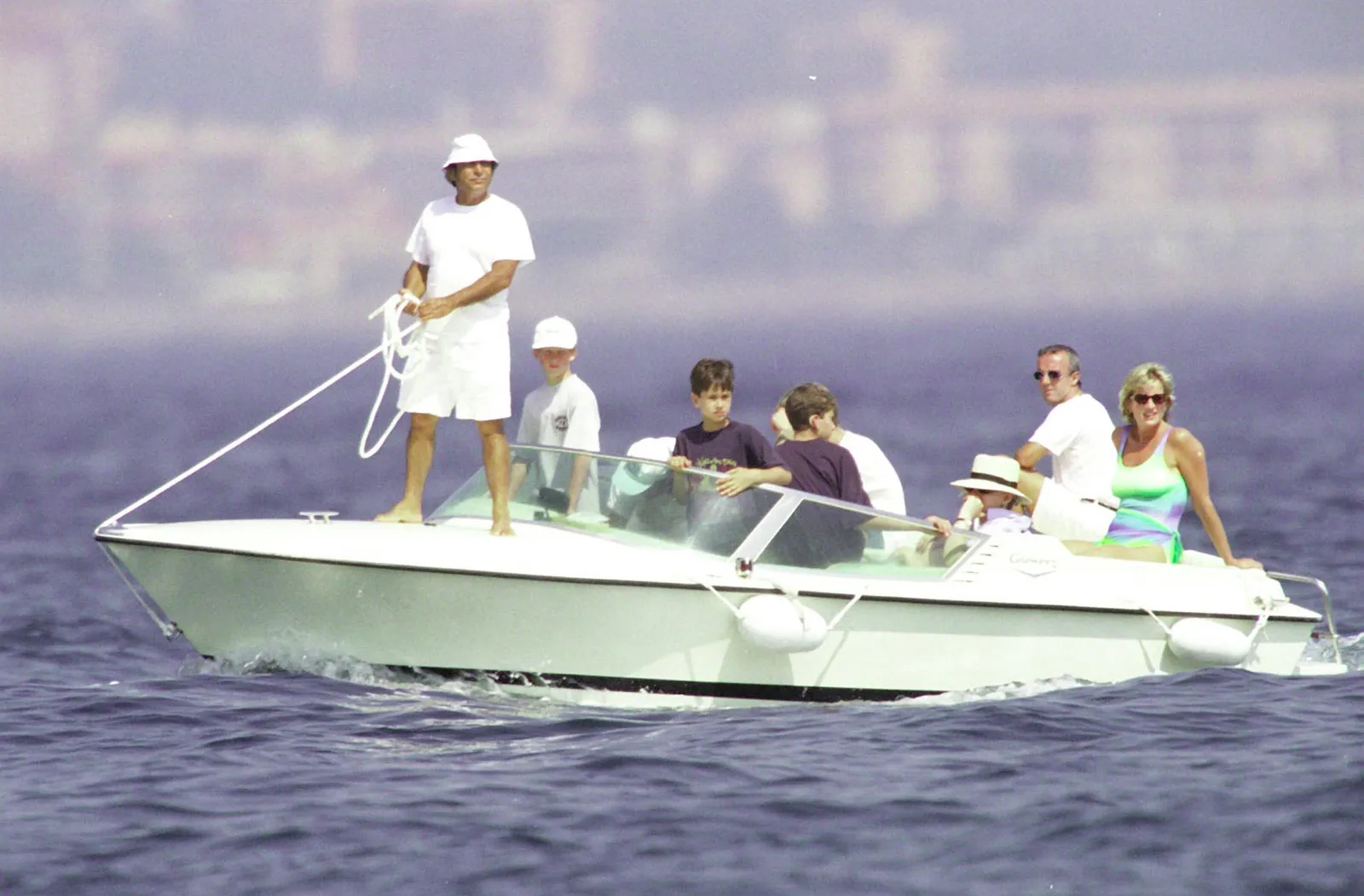 L'image peut contenir Bear Pascoe Véhicule de transport Yacht Personne adulte Enfant Bateau Activités de navigation et de loisirs