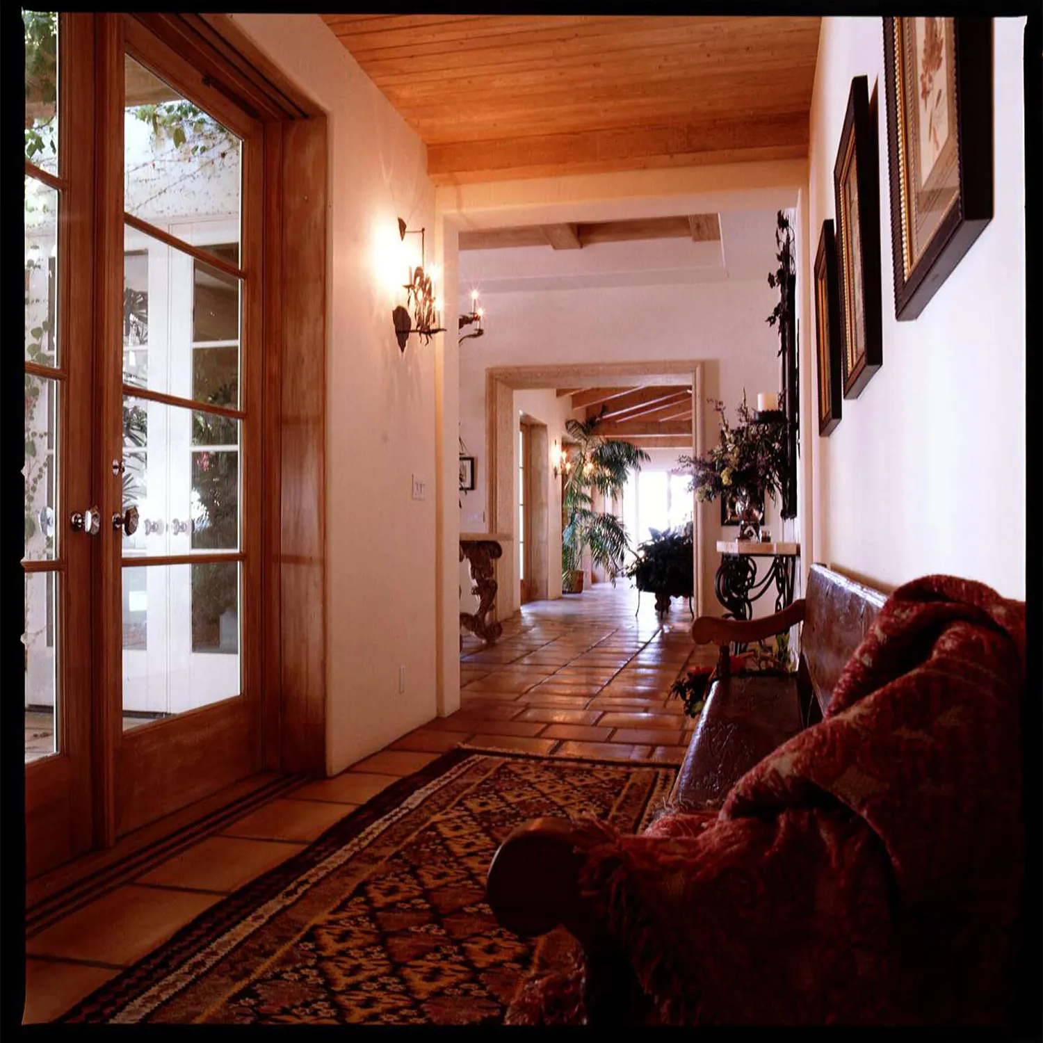 L'image peut contenir Porte Intérieur Design d'intérieur Canapé en bois Meubles Sol Bougie Plante Architecture et bâtiment