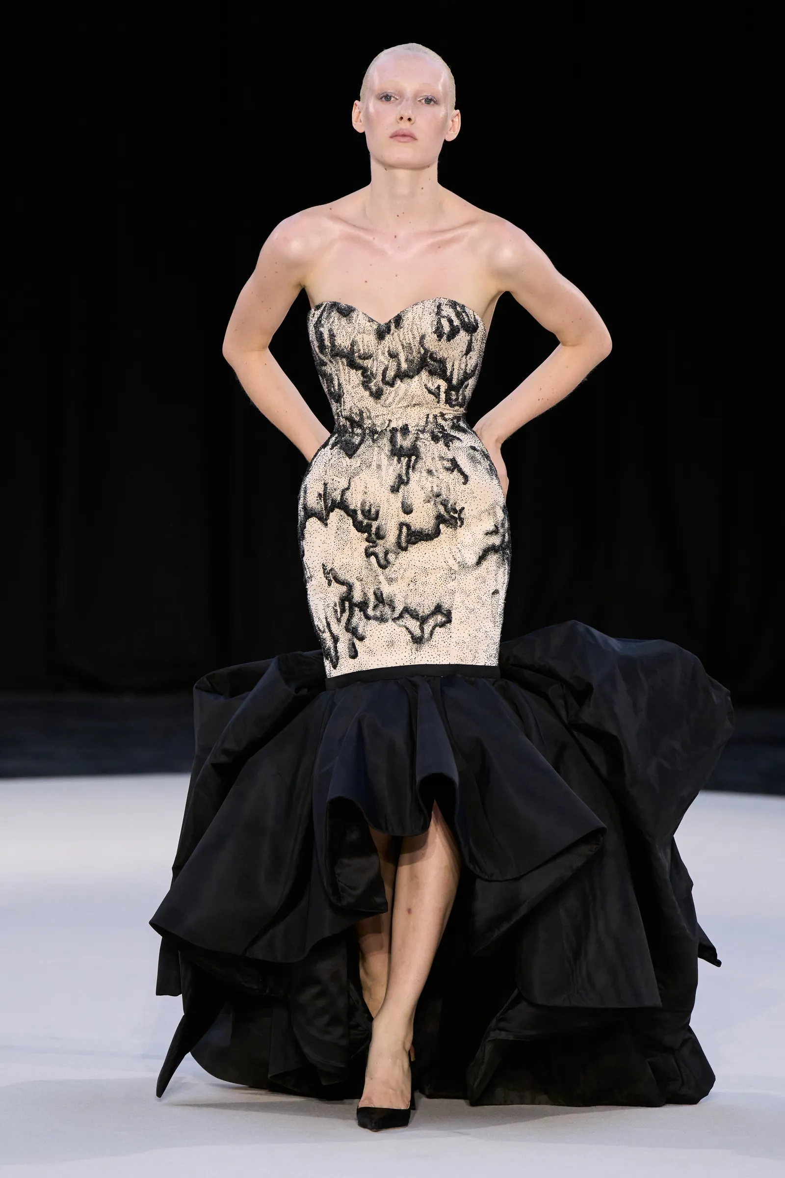 Les outsiders de la semaine de la Haute Couture à Paris L'image peut contenir des vêtements Robe Mode Personne adulte Tenue de soirée Robe et robe de soirée