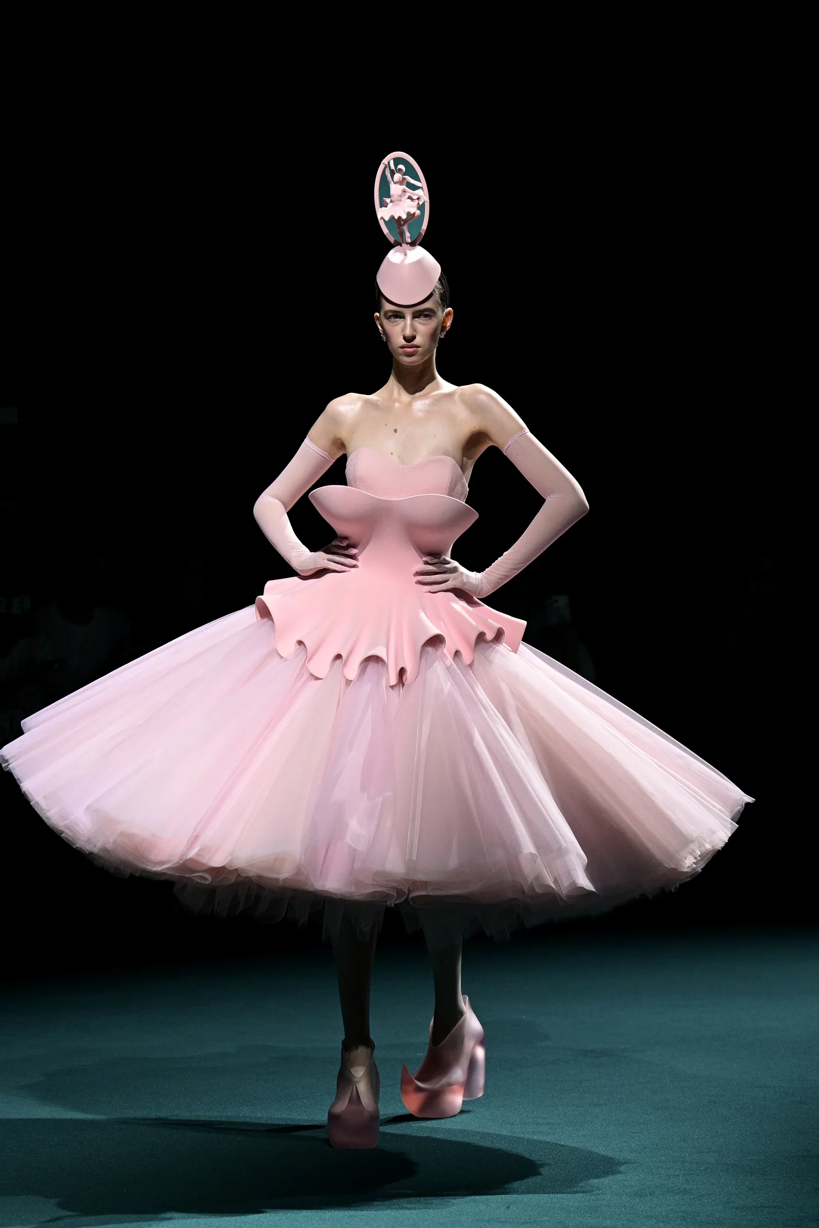 Les outsiders de la semaine de la Haute Couture à Paris L'image contient peut-être Danse Activités de loisirs Personne Ballerine Ballet Adulte Interprète et représentation solo