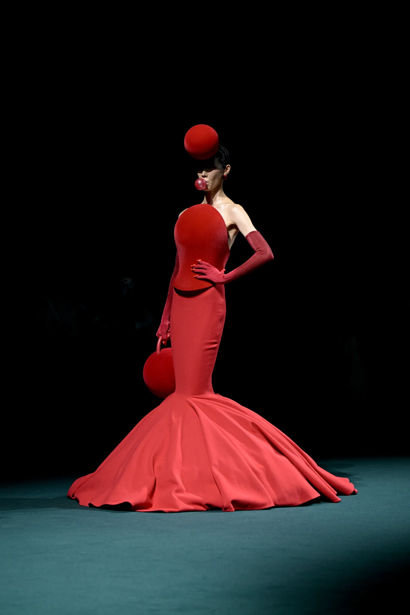 Les outsiders de la semaine de la Haute Couture à Paris L'image peut contenir Artiste Personne Performance solo Adulte Danse Activités de loisirs Vêtements et tenues