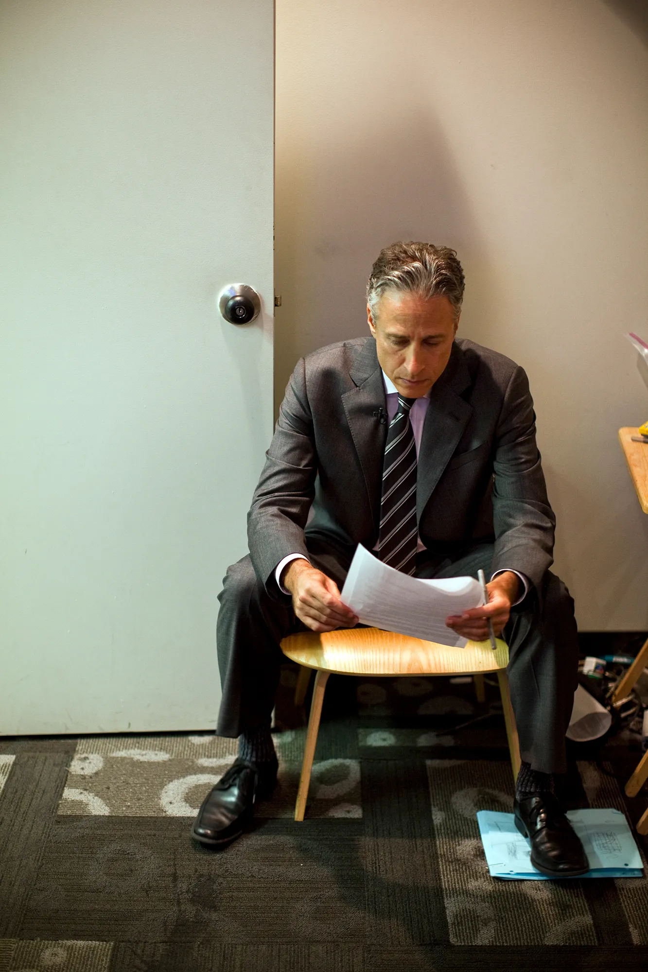 L'image peut contenir Jon Stewart Personne assise Adulte Blazer Vêtements Manteau Veste Vêtements de cérémonie et costume