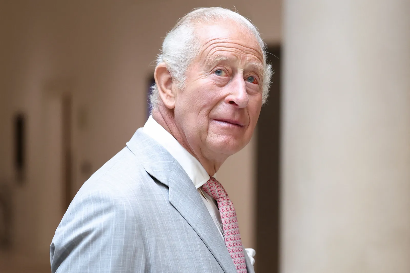 Exclusif : le roi Charles était « catégorique » pour que ses retrouvailles avec le prince Harry, Meghan Markle, Archie et Lilibet soient « gardées privées » L'image peut contenir Charles Prince de Galles Accessoires Tenue de soirée Cravate Visage Tête Personne Photographie et portrait