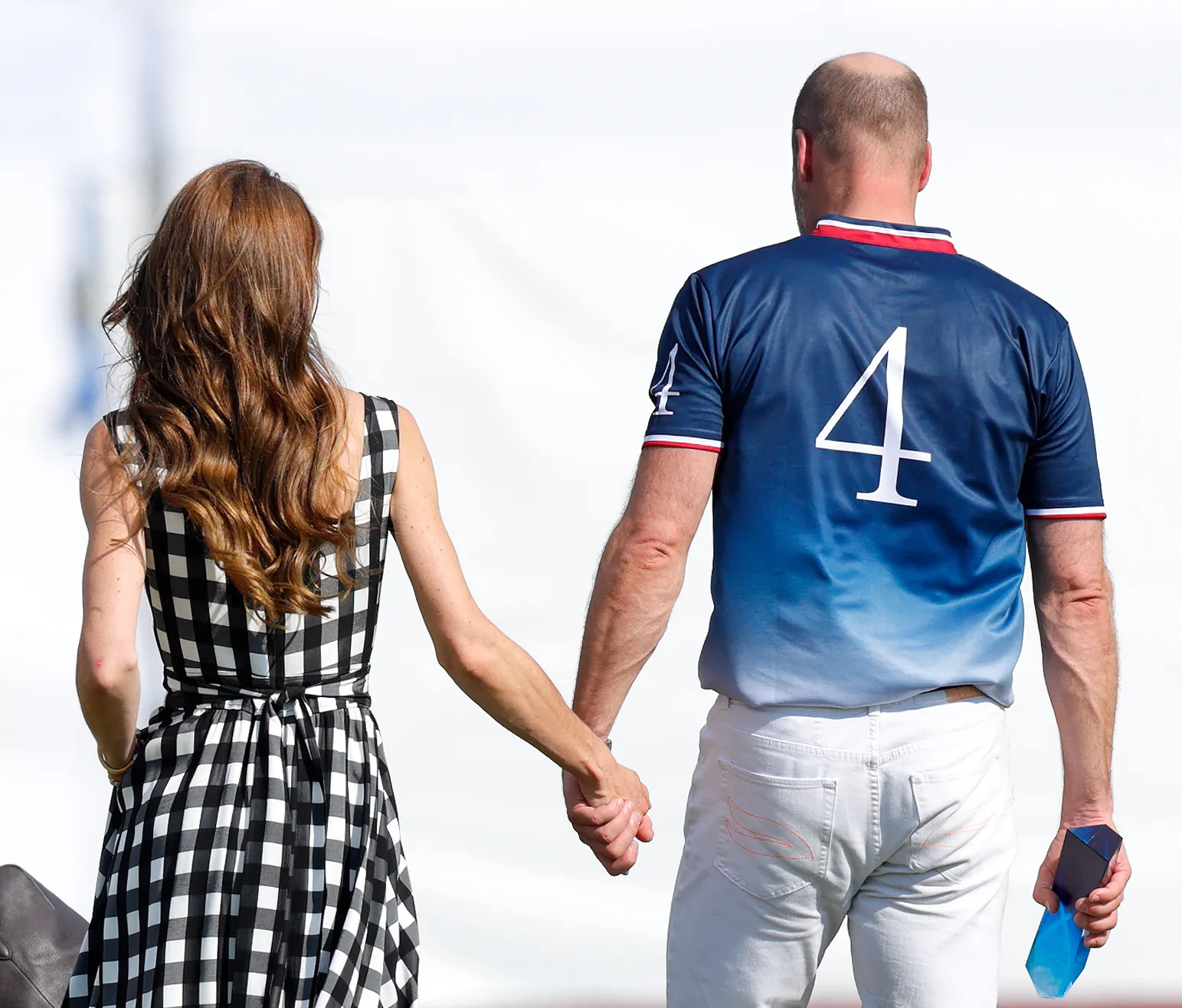Kate Middleton ravit les fans avec son apparition lors d'un match de polo L'image peut contenir une partie du corps, une main, une personne se tenant la main et un adulte.