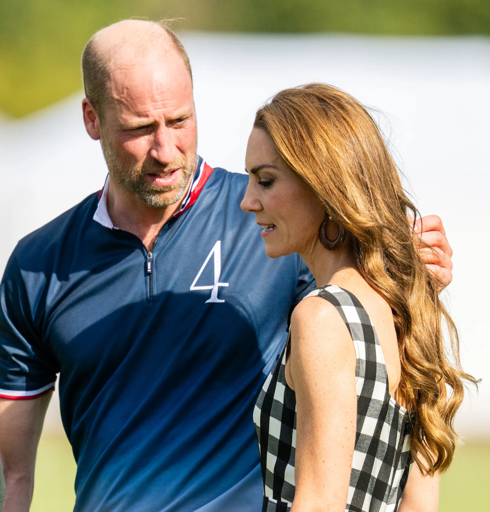 Kate Middleton ravit les fans avec son apparition lors d'un match de polo L'image contient peut-être le prince William, duc de Cambridge, adulte, personne, visage, tête, photographie, portrait et personnes.