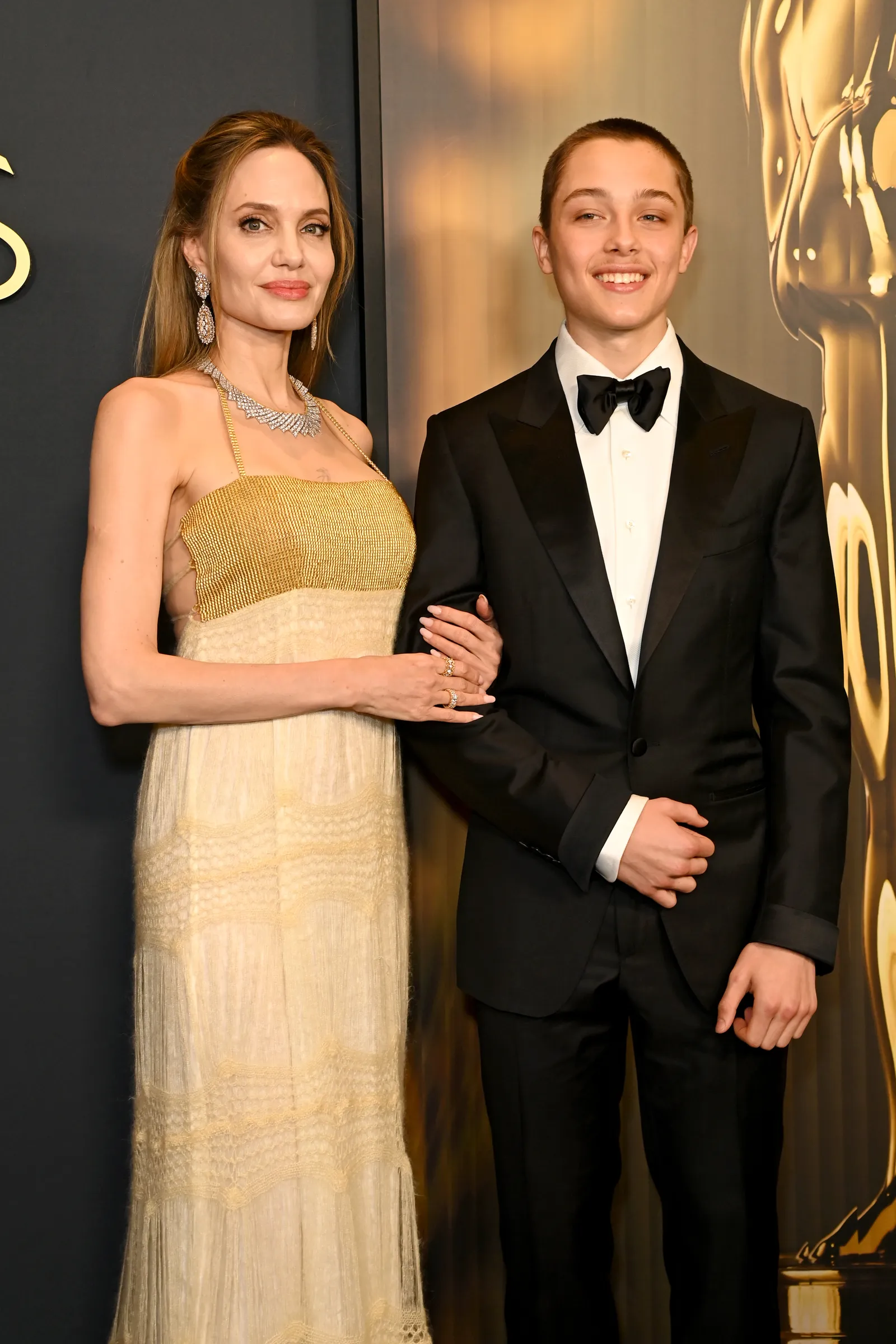 L'accord de garde de Brad Pitt et Angelina Jolie prend fin alors que les plus jeunes enfants atteignent 18 ans L'image peut contenir Angelina Jolie Vêtements Tenue de soirée Costume Mode Smoking Personne adulte Blazer Manteau et veste