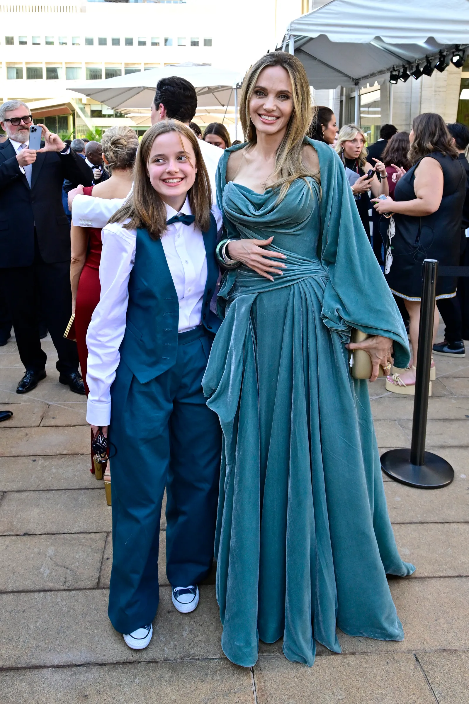 L'accord de garde de Brad Pitt et Angelina Jolie prend fin alors que les plus jeunes enfants atteignent 18 ans L'image contient peut-être Georgina Leonidas Angelina Jolie Jeff VanderMeer Personne Personnes Adolescent Adulte Photobombing et visage