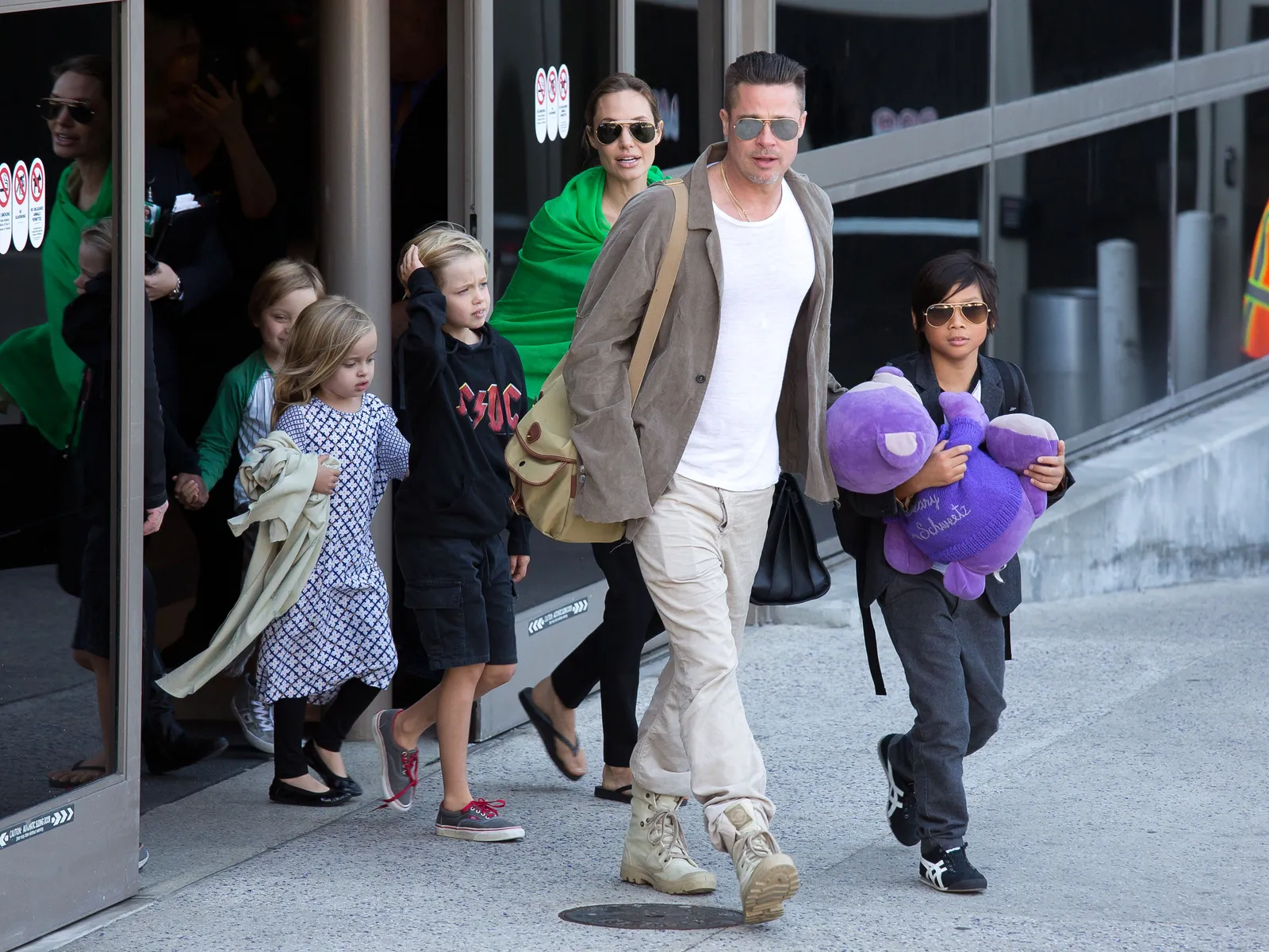 L'accord de garde de Brad Pitt et Angelina Jolie prend fin alors que les plus jeunes enfants atteignent 18 ans L'image contient peut-être Brad Pitt Angelina Jolie Oren Williams Vêtements Chaussures Chaussure Personne qui marche Personnes et pantalons