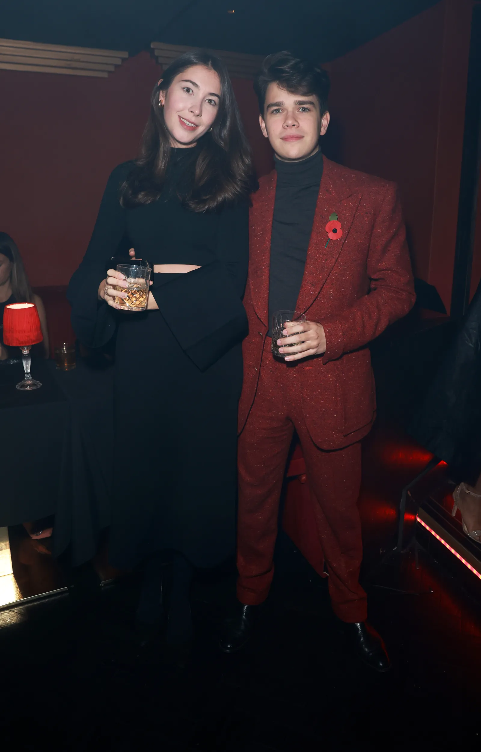 Il est temps pour un autre mariage royal ? Sam Chatto, le petit-fils de la princesse Margaret, est fiancé L'image peut contenir Nate Ruess Vêtements Manteau Veste Blazer Personne adulte Tenue de soirée Costume Photobombing et Urban
