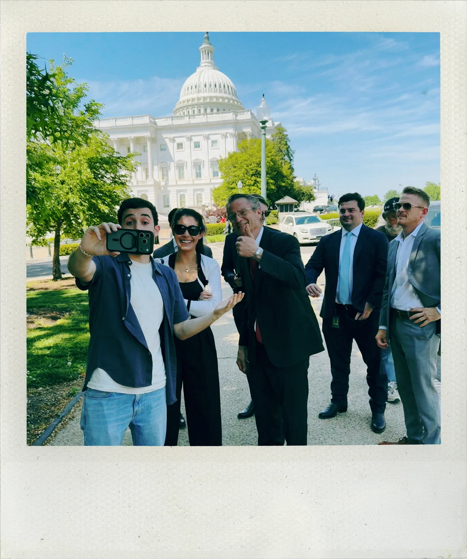 TMZ DC pose des questions difficiles : où va un président gay ? Katy Perry et Justin Trudeau tiennent-ils la distance ? L'image peut contenir Tim Burchett Blazer Vêtements Manteau Veste Tenue de soirée Costume Photographie Visage Tête et personne