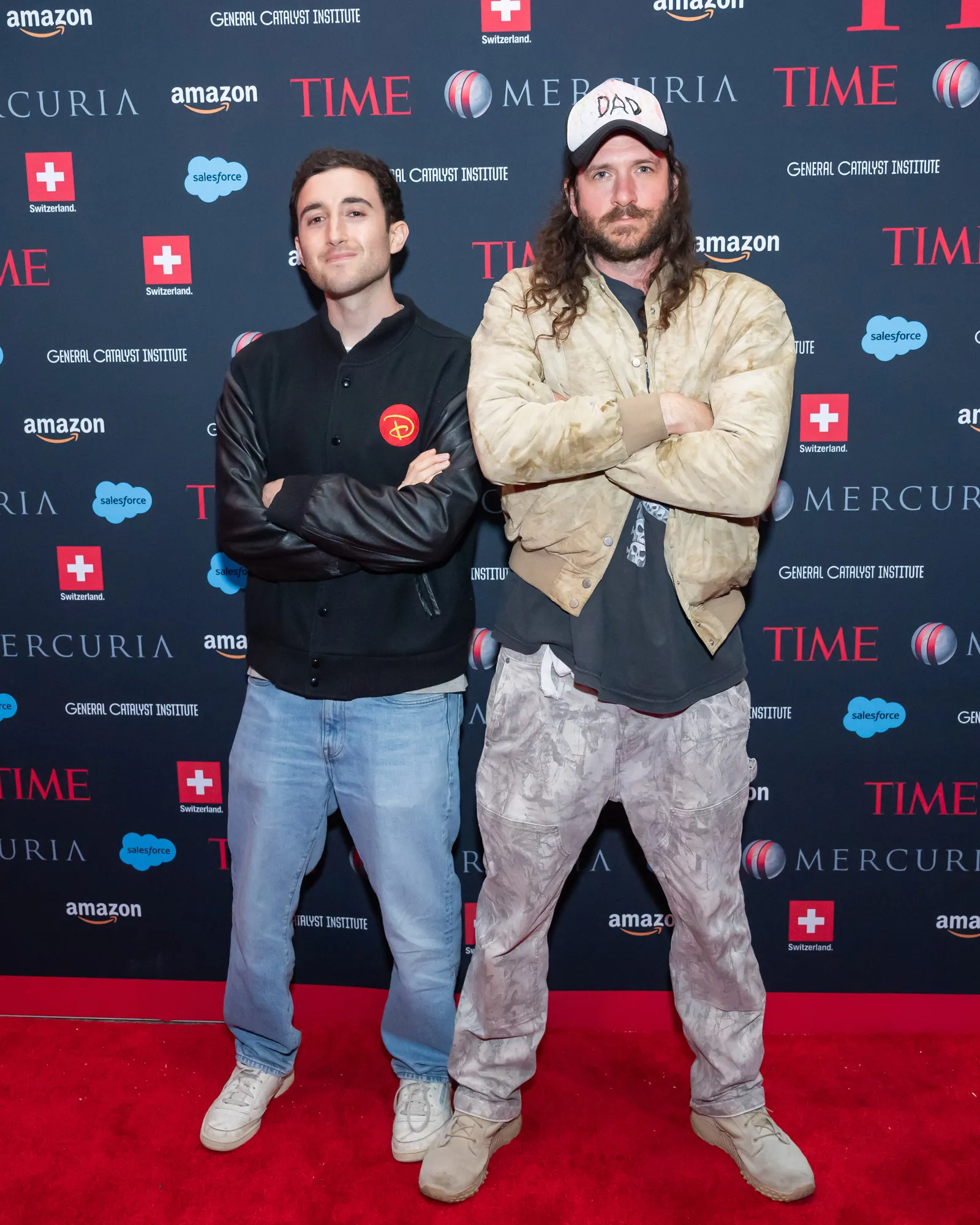 TMZ DC pose des questions difficiles : où va un président gay ? Katy Perry et Justin Trudeau tiennent-ils la distance ? L'image peut contenir Ruslan Magomedov Mode Personne adulte Vêtements Manteau Veste Jeans Pantalon Visage et tête