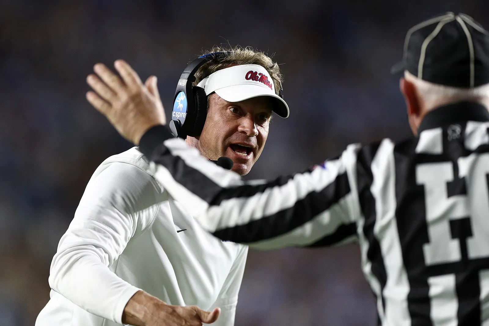 Lane Kiffin des rebelles du Mississippi réagit au stade VaughtHemingway le 1er novembre 2025 à Oxford, Mississippi.