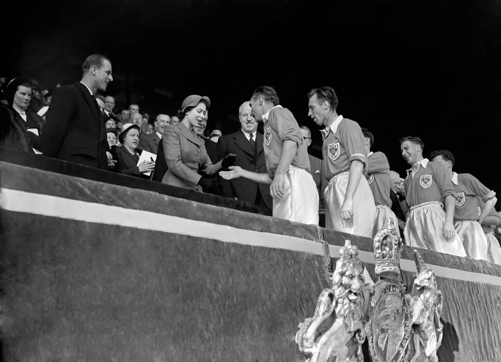 Coupe du monde 2026, Angleterre contre Argentine : le match qui fusionne football et famille royale L'image peut contenir Elizabeth II Stanley Rous Stanley Rous Luise Ullrich Jânio Quadros Personne adulte et mariage