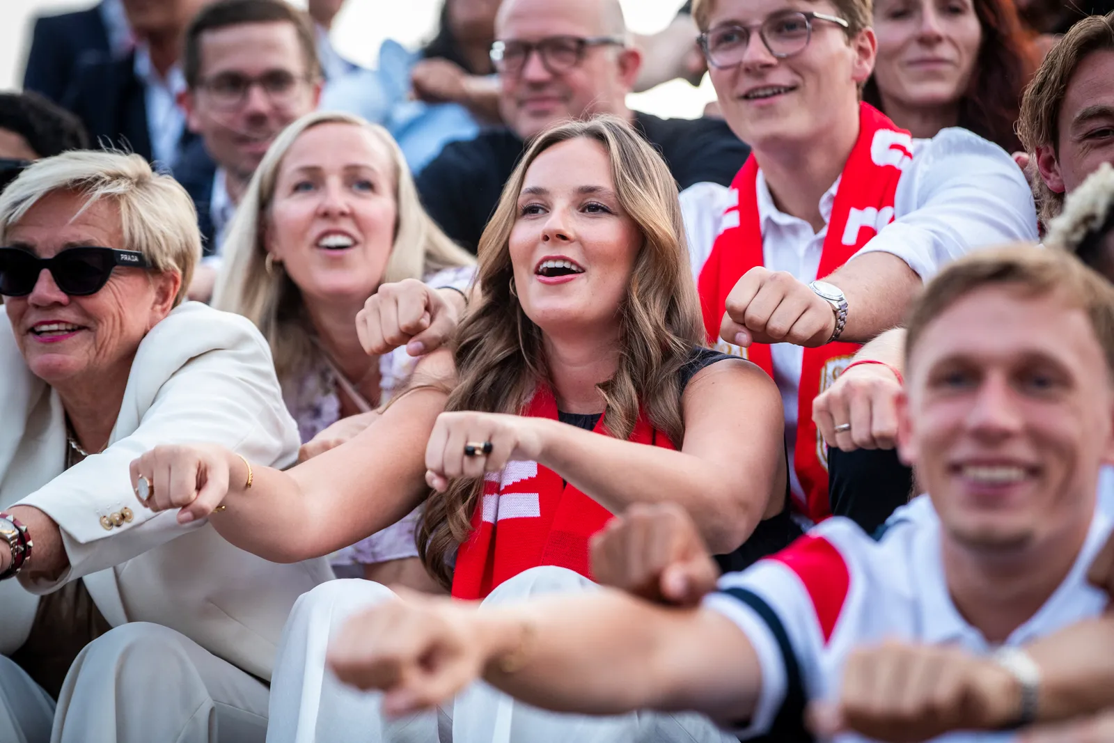 Coupe du monde 2026, Angleterre contre Argentine : le match qui fusionne football et famille royale L'image peut contenir Tête Personne Visage Heureux Rire Accessoires Lunettes Partie du corps Doigt Main Adulte et Mariage
