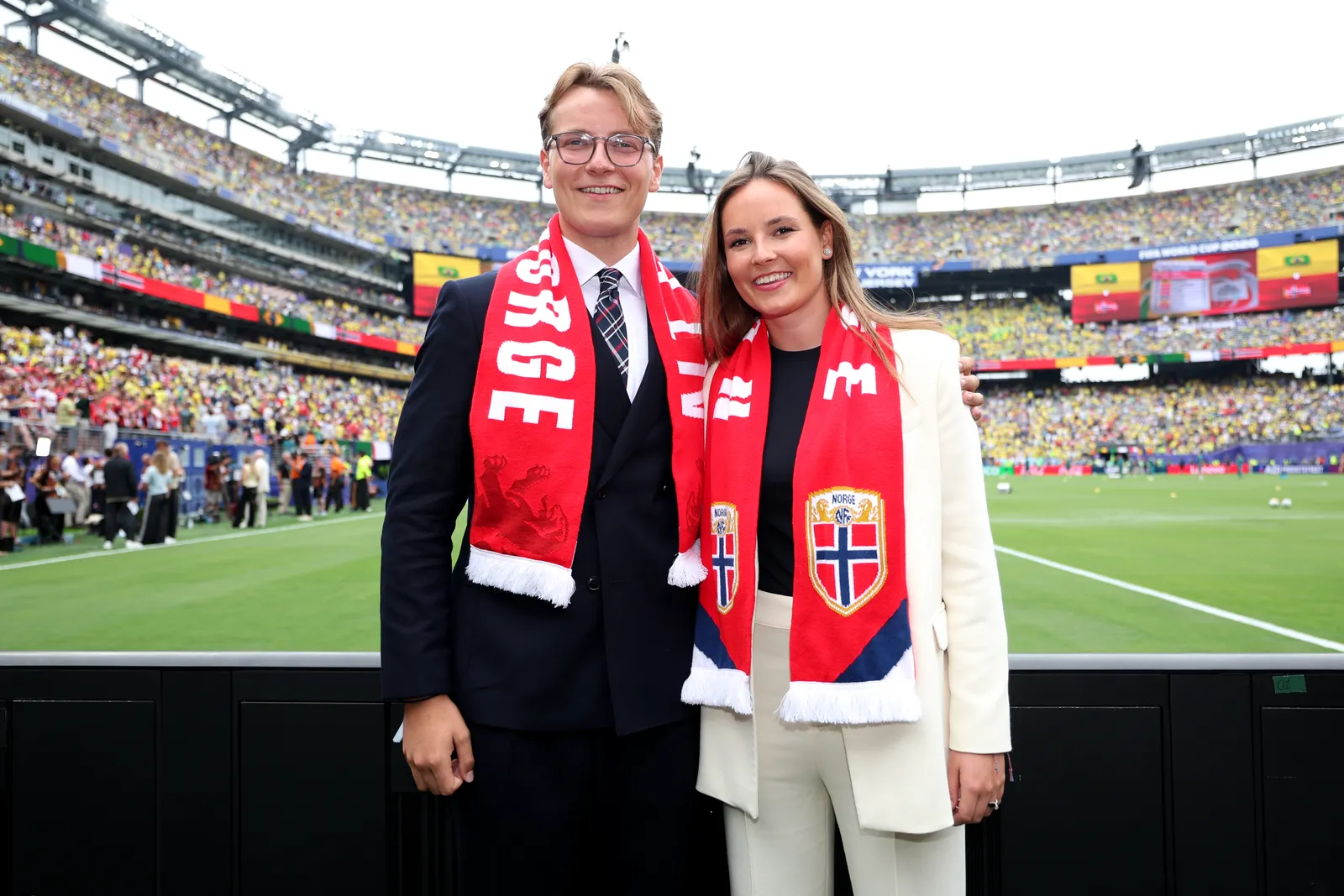 Coupe du monde 2026, Angleterre contre Argentine : le match qui fusionne football et famille royale L'image peut contenir Philipp Gruissem Mia Rose Frampton Visage Tête Personne Photographie Portrait Blazer Vêtements et manteau