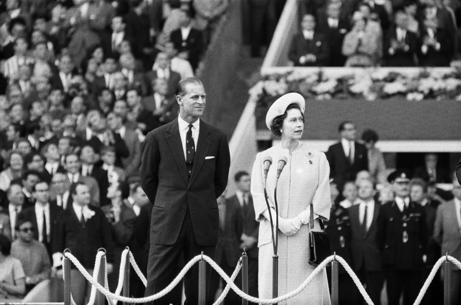 Coupe du monde 2026, Angleterre contre Argentine : le match qui fusionne football et famille royale L'image contient peut-être Philip Tomalin Elizabeth II Personne Vêtements pour adultes Vêtements de cérémonie Costume Foule Visage Tête et personnes