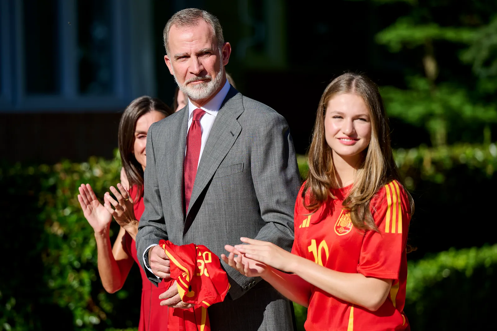 Coupe du monde 2026, Angleterre contre Argentine : le match qui fusionne football et famille royale L'image peut contenir Felipe VI d'Espagne Personne adulte Accessoires Tenue de soirée Cravate Visage et tête