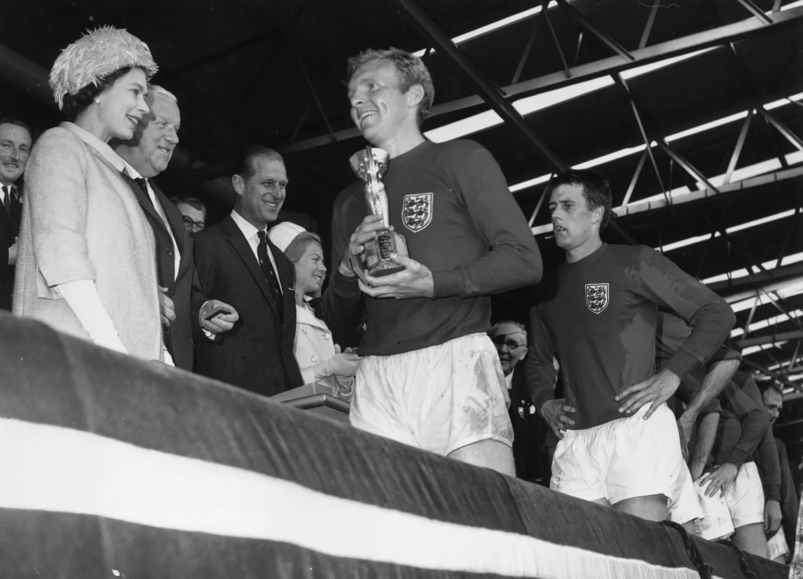 Coupe du monde 2026, Angleterre contre Argentine : le match qui fusionne football et famille royale L’image peut contenir Bobby Moore Philip Tomalin Geoff Hurst Kristine Miller Alfonso López Pumarejo Adulte et personne