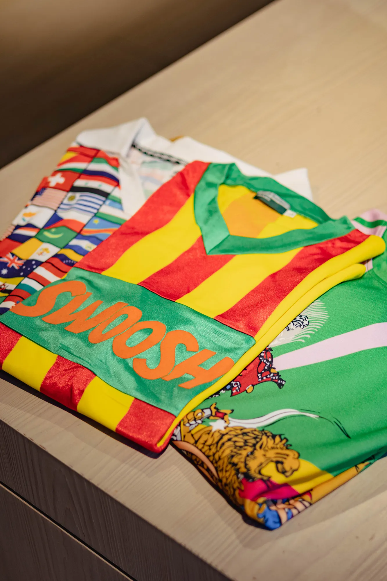 Les maillots de football vintage sont un succès auprès des fans de la Coupe du monde. Voici comment deux stylistes célèbres les portent