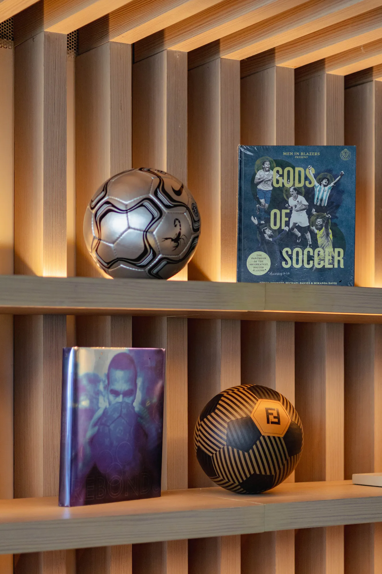 Les maillots de football vintage sont un succès auprès des fans de la Coupe du monde. Voici comment deux stylistes célèbres les portent