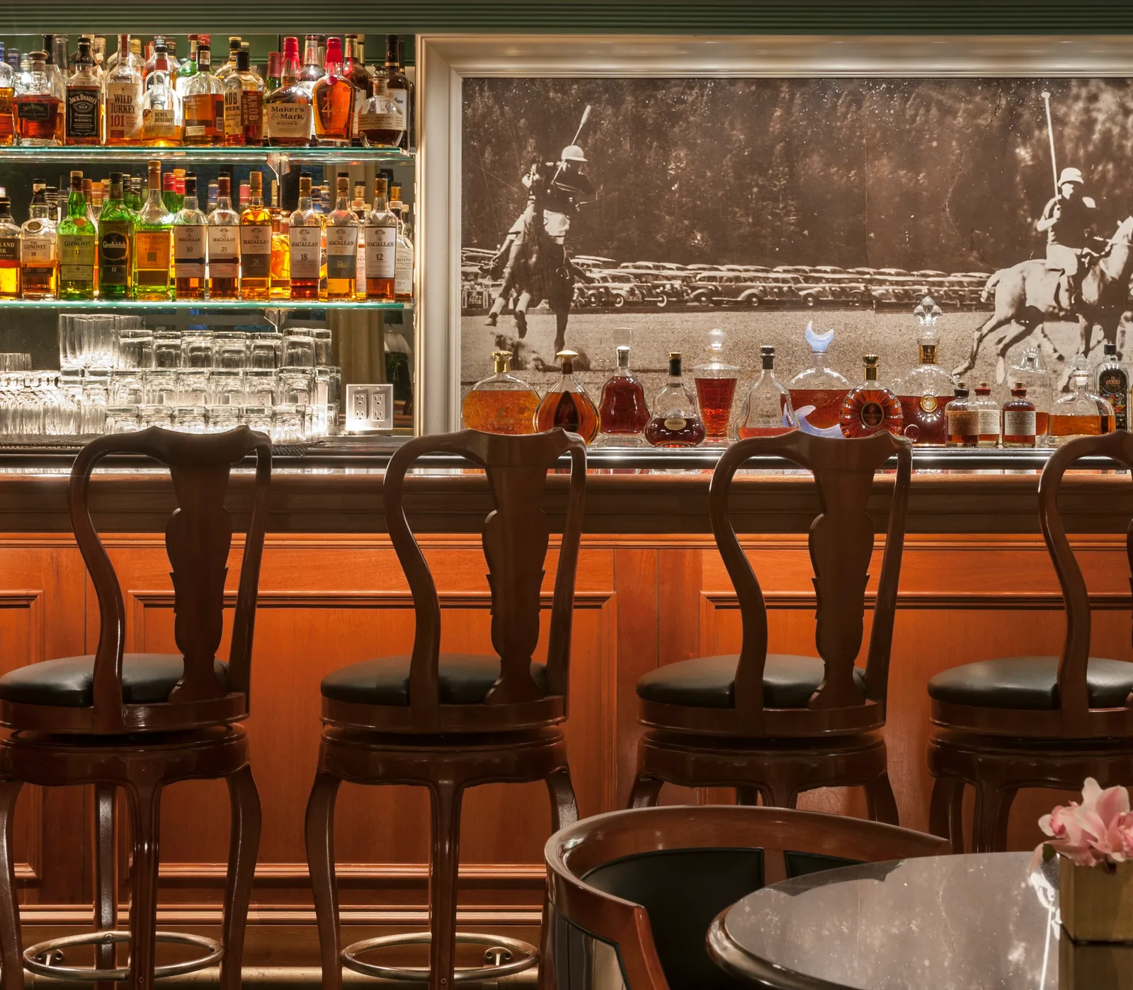 Le fonctionnement intérieur glamour du Polo Lounge, le lieu de déjeuner le plus puissant d'Hollywood L'image peut contenir une chaise, un meuble, un bar, une personne adulte et un casque.