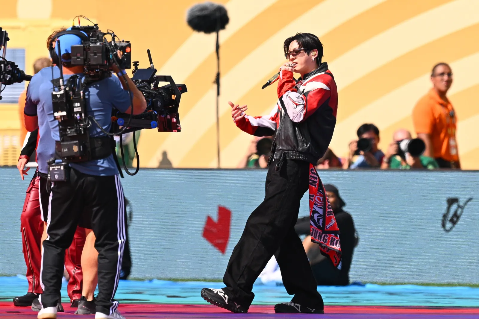 Justin Bieber, Madonna et Shakira ont fait du tout premier spectacle de mi-temps de la Coupe du Monde de la FIFA un véritable spectacle L'image peut contenir des vêtements de personne de Jungkook, des chaussures, des chaussures, une performance solo, un adulte et un appareil électrique.