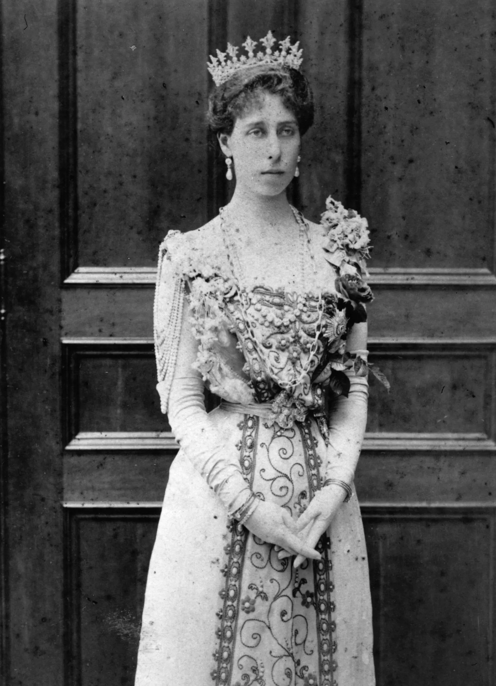 Diadèmes inquiétants et pierres précieuses à la réputation scandaleuse : cinq pièces maudites de bijoux royaux L'image peut contenir le visage et la tête de la princesse Victoria Melita de SaxeCoburg et Gotha.