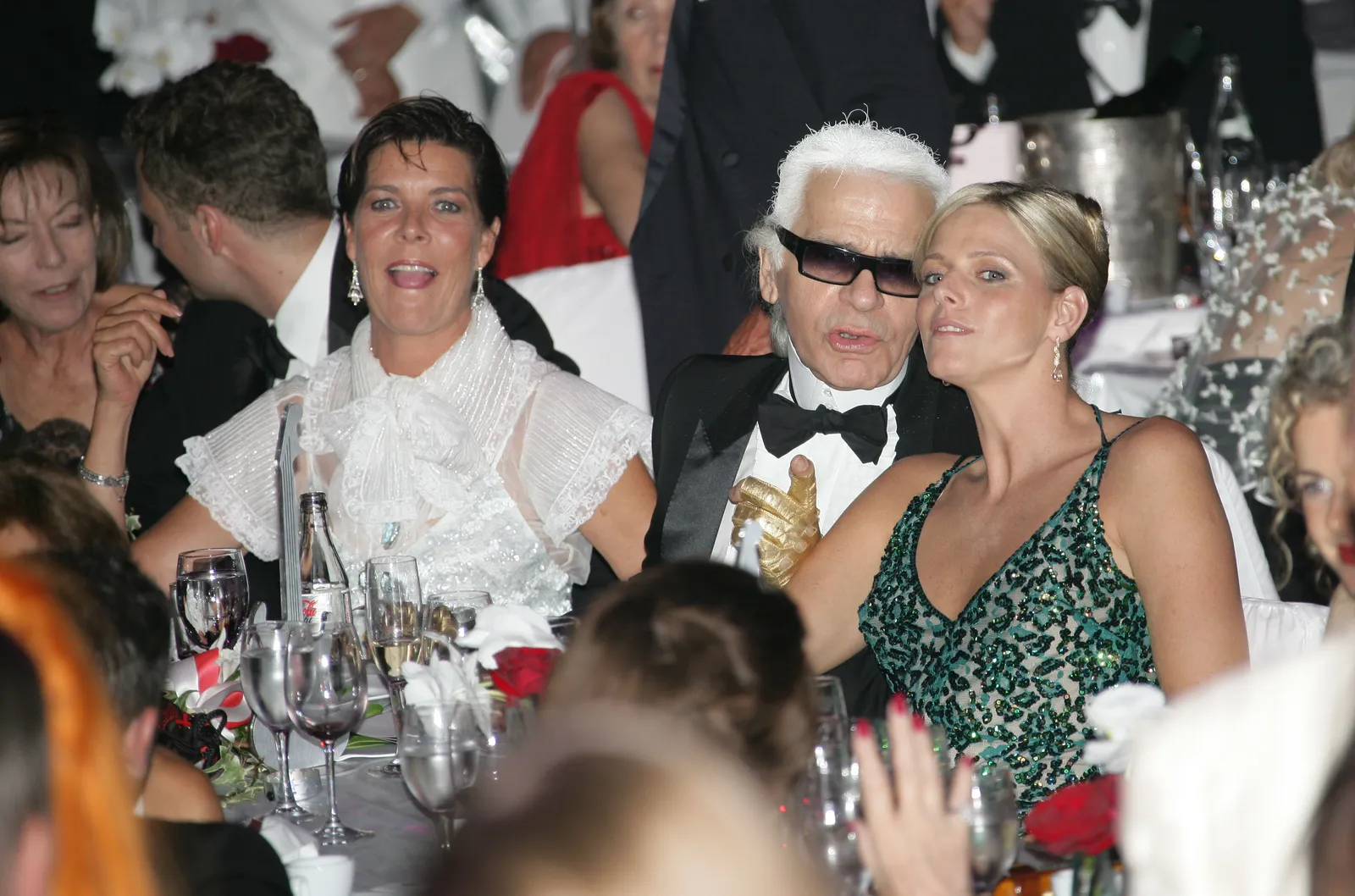 Charlène de Monaco a choisi l'or brillant pour le 77ème Gala de la Croix-Rouge L'image peut contenir Karl Lagerfeld Caroline Princesse de Hanovre Charlene Princesse de Monaco Kathy Personnel et vêtements