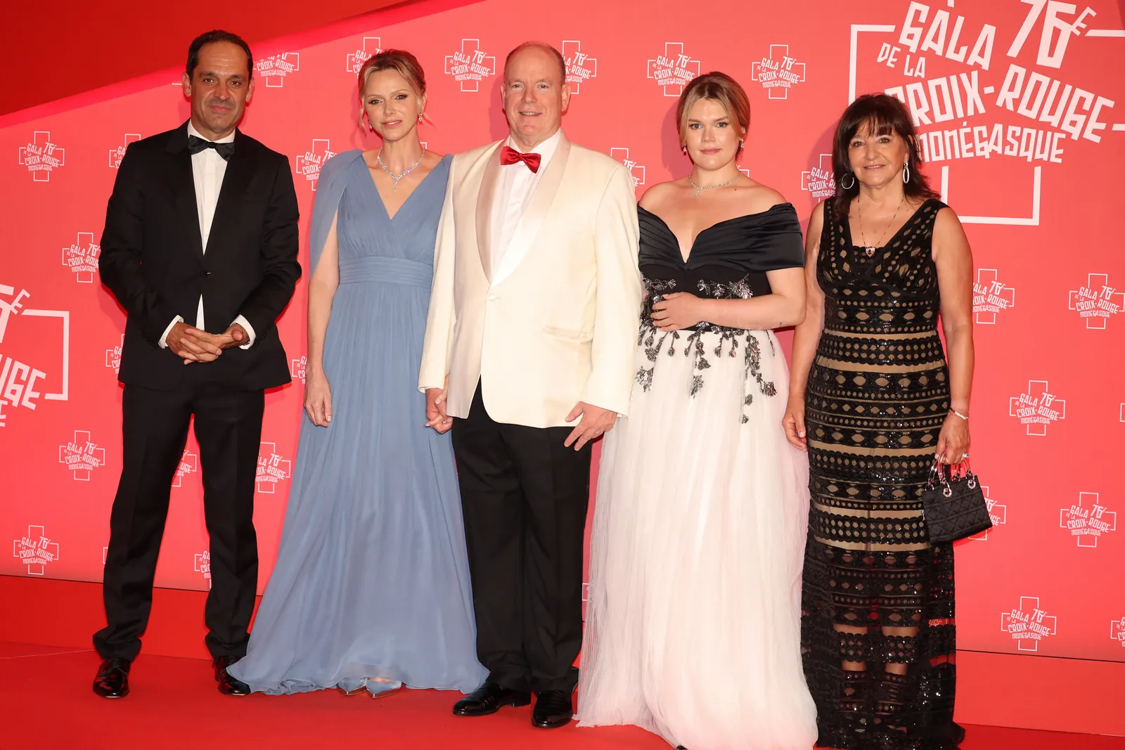 Charlène de Monaco a choisi l'or brillant pour le 77ème Gala de la Croix-Rouge L'image peut contenir Albert II, prince de Monaco, Amy Sloan, Charlene, princesse de Monaco, première mode et vêtements