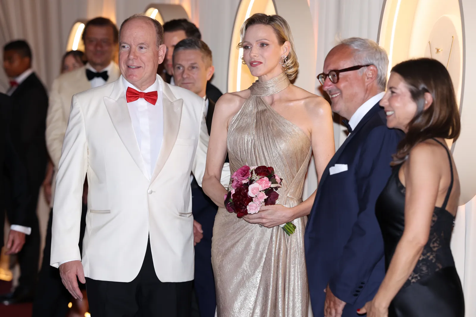Charlène de Monaco a choisi l'or brillant pour le 77ème Gala de la Croix-Rouge L'image peut contenir Albert II, prince de Monaco, Charlene, princesse de Monaco, Vladimir Dinets, vêtements de cérémonie et personne.