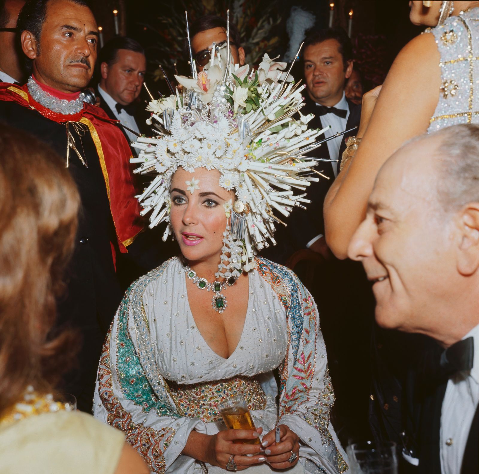 La triste histoire de la collectionneuse de bijoux milliardaire Barbara Hutton L'image peut contenir une tête et une bougie pour un mariage adulte d'Elizabeth Taylor.