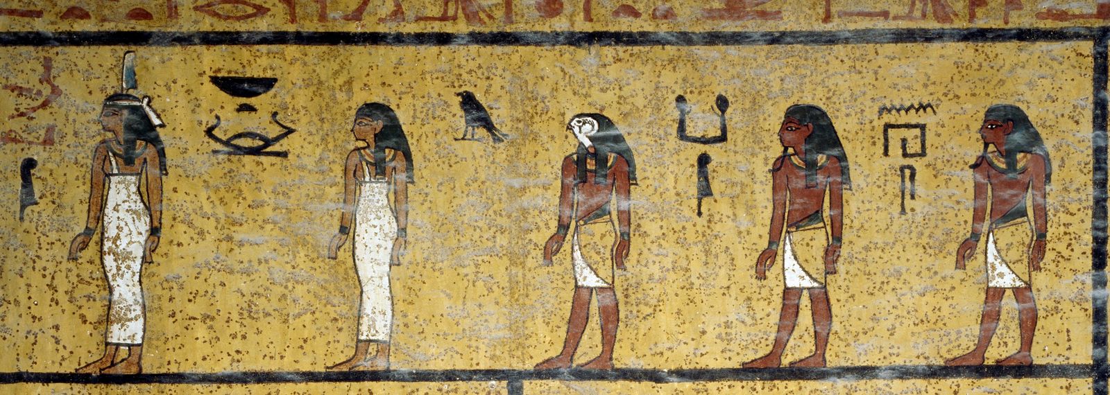 L’image peut contenir des œuvres d’art Peinture Personne adulte Architecture Bâtiment Mur Animal Canin Chien Mammifère et animal de compagnie