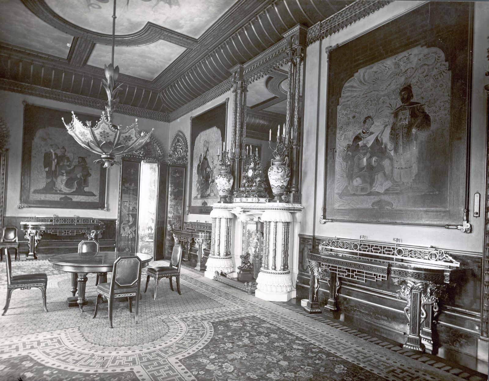 L'image peut contenir : Intérieur Réception Salle de réception Salle Salle d'attente Chaise Meubles Lustre et lampe