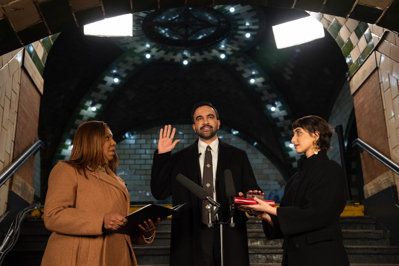 L'image peut contenir Letitia James Personne adulte Personnes Accessoires Tenue de soirée Cravate Appareil électrique et microphone