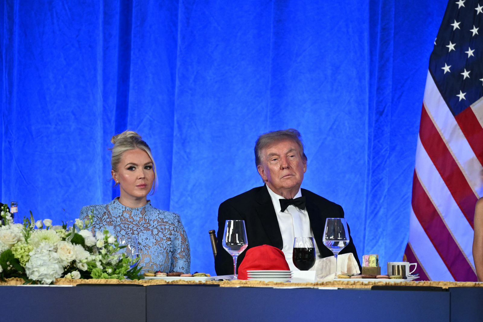 Donald Trump prend en otage le corps de presse de la Maison Blanche L'image contient peut-être Donald Trump Personne adulte Personnes de mariage Personnes en verre Vêtements de cérémonie Costume Visage et tête